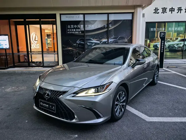 Фотография автомобиля — Lexus ES