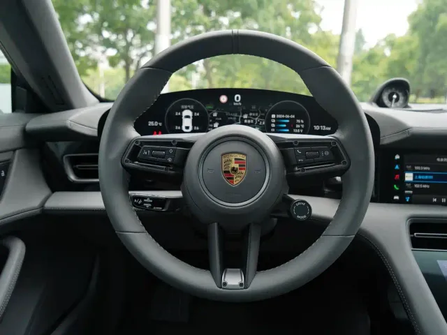 Porsche Taycan — Фото автомобиля 6
