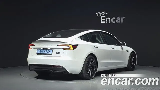 Tesla Model 3 — Фото автомобиля 2