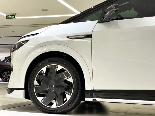 Xpeng X9 — Фото автомобиля 9