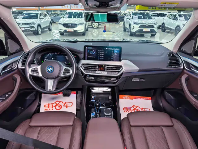 BMW iX3 — Фото автомобиля 10