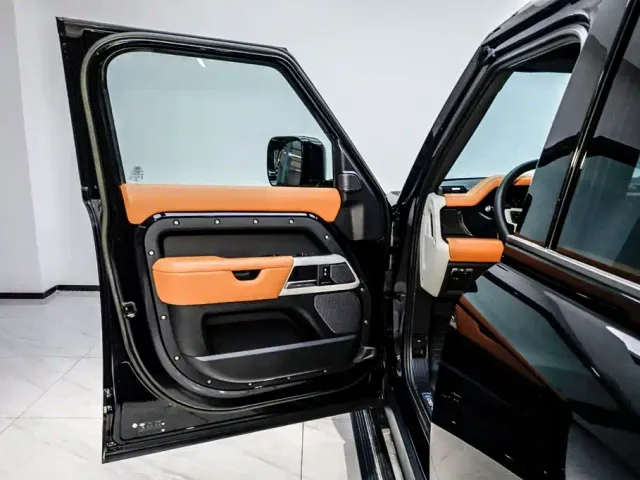 Land Rover Defender — Фото автомобиля 7