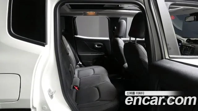Jeep Renegade — Фото автомобиля 12