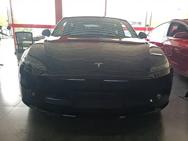 Tesla Model 3 — Фото автомобиля 2