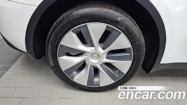 Tesla Model Y — Фото автомобиля 5
