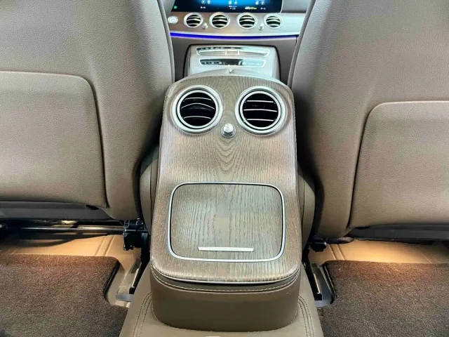 Mercedes-Benz E-Class — Фото автомобиля 16