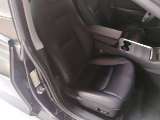 Tesla Model 3 — Фото автомобиля 24