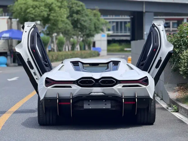 Lamborghini Revuelto — Фото автомобиля 4