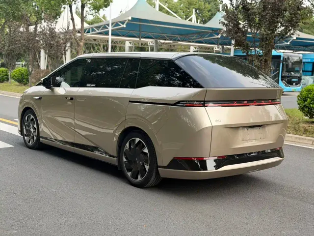 Xpeng X9 — Фото автомобиля 5