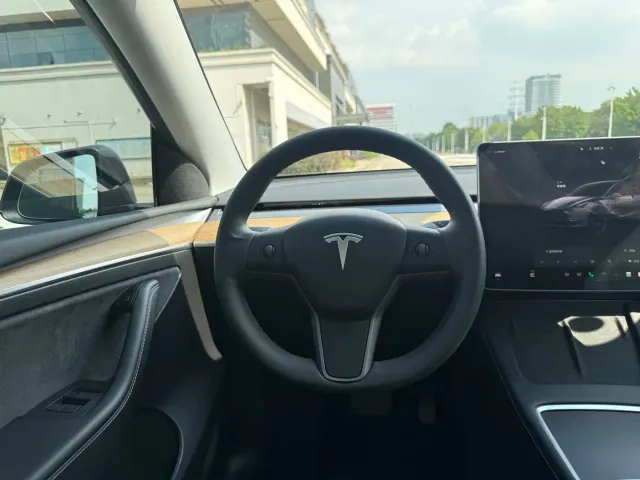 Tesla Model Y — Фото автомобиля 5