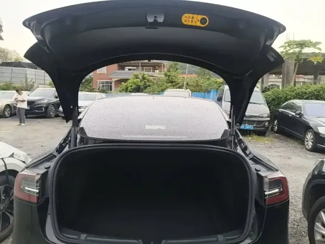 Tesla Model 3 — Фото автомобиля 14