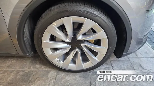 Tesla Model Y — Фото автомобиля 8