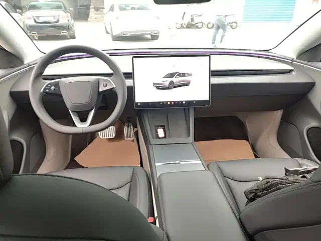 Tesla Model 3 — Фото автомобиля 9