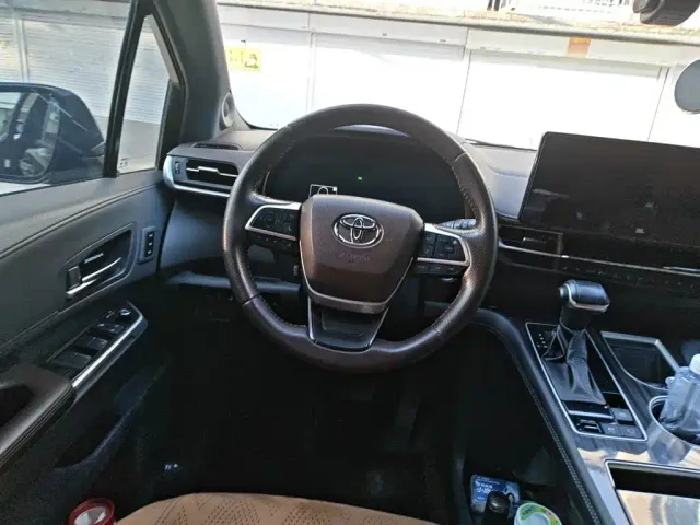 Toyota Sienna — Фото автомобиля 2