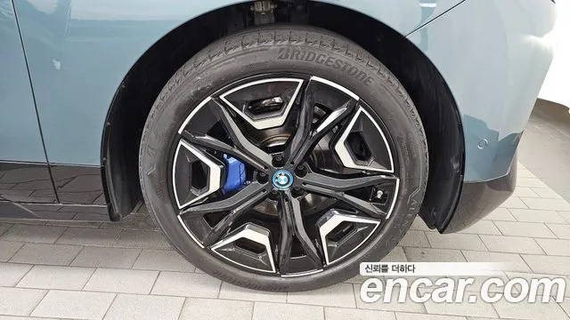 BMW iX — Фото автомобиля 21