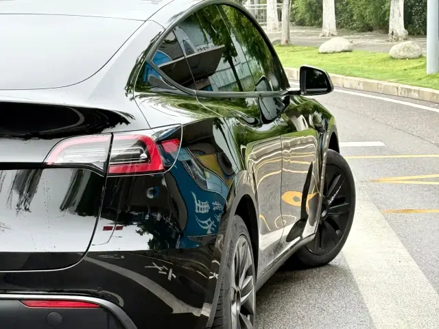 Tesla Model Y — Фото автомобиля 6