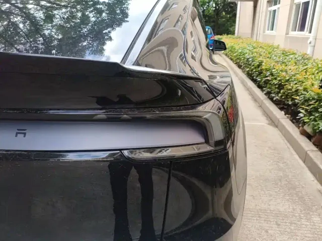 Tesla Model Y L — Фото автомобиля 7