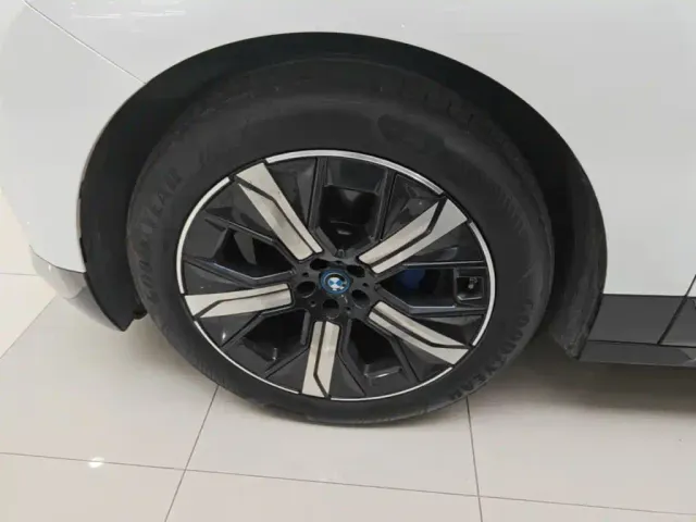 BMW iX — Фото автомобиля 22