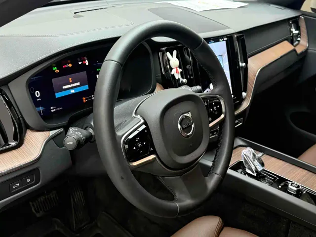 Volvo XC60 — Фото автомобиля 30