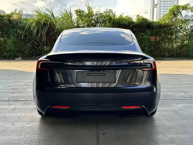 Tesla Model 3 — Фото автомобиля 6