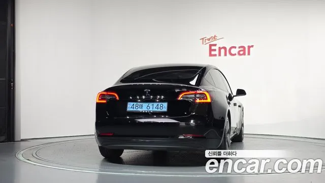 Tesla Model 3 — Фото автомобиля 4
