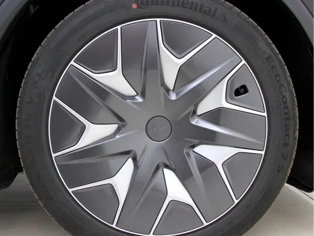 Tesla Model Y L — Фото автомобиля 16