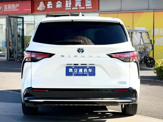 Toyota Sienna — Фото автомобиля 3