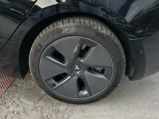 Tesla Model 3 — Фото автомобиля 6