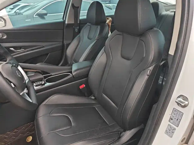 Hyundai Elantra — Фото автомобиля 14