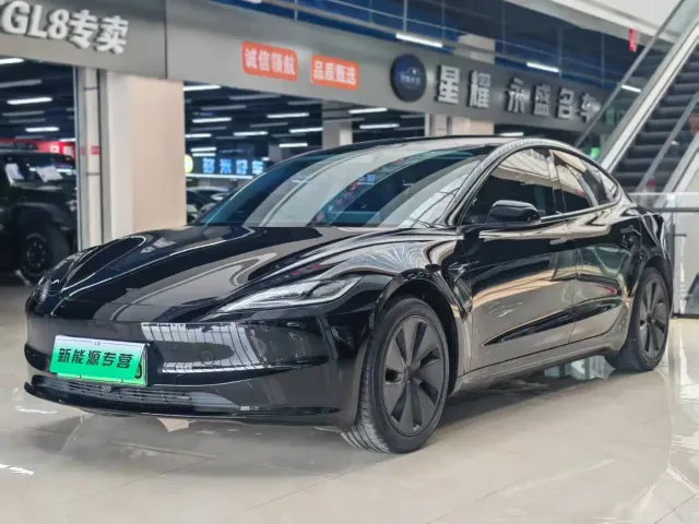 Tesla Model 3 — Фото автомобиля 3