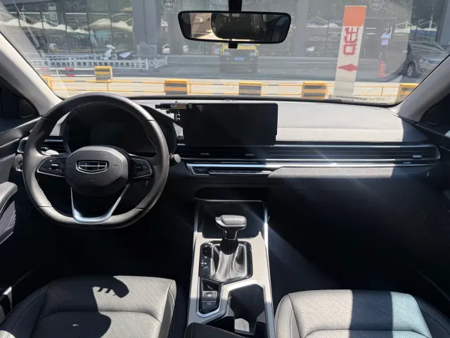 Geely Emgrand — Фото автомобиля 12
