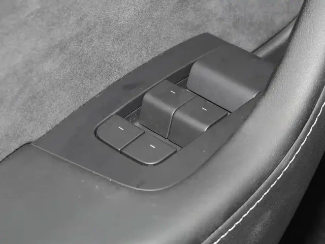 Tesla Model Y — Фото автомобиля 13