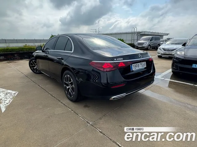 Mercedes-Benz E-Class — Фото автомобиля 2