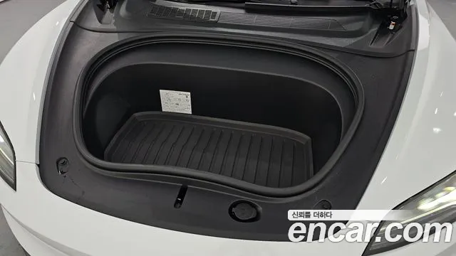 Tesla Model 3 — Фото автомобиля 5