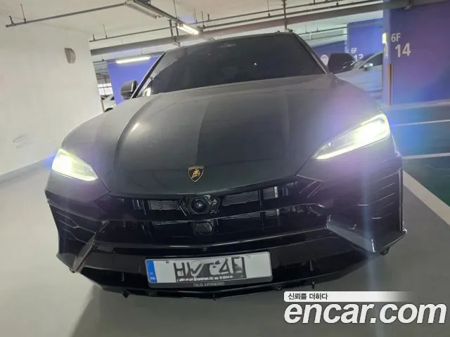 Lamborghini Urus — Фото автомобиля 3