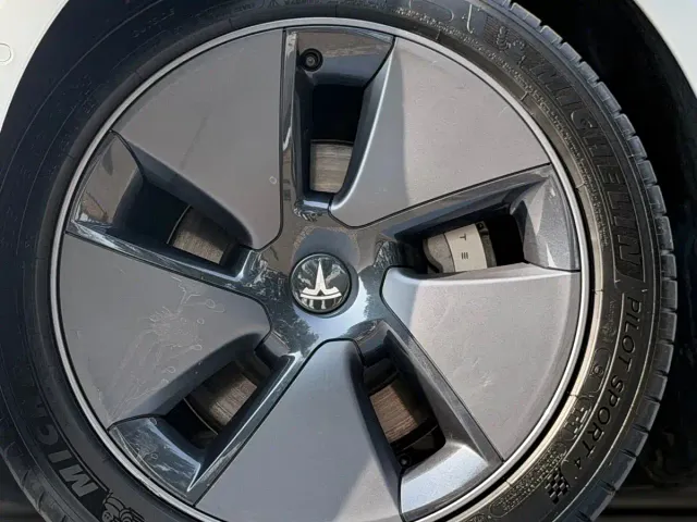 Tesla Model 3 — Фото автомобиля 8