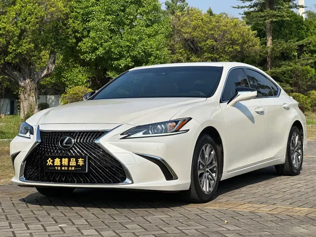 Фотография автомобиля — Lexus ES