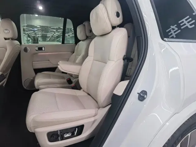 Li Auto L8 — Фото автомобиля 6
