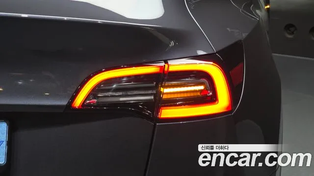 Tesla Model Y — Фото автомобиля 8