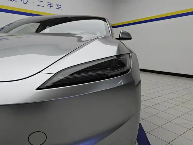 Tesla Model 3 — Фото автомобиля 5