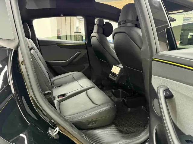 Tesla Model Y — Фото автомобиля 17