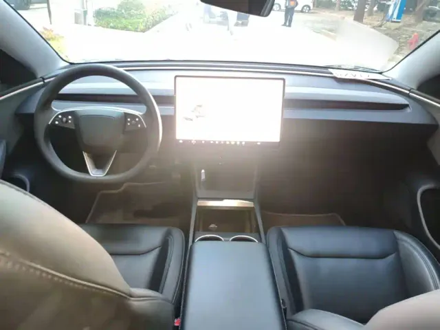 Tesla Model 3 — Фото автомобиля 9