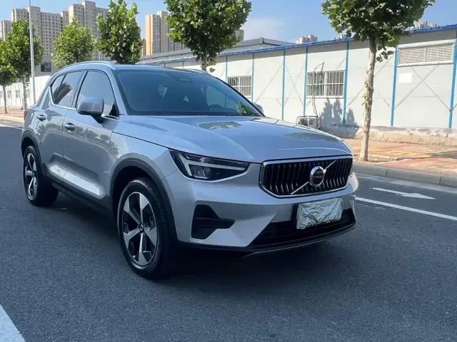 Volvo XC40 — Фото автомобиля 2