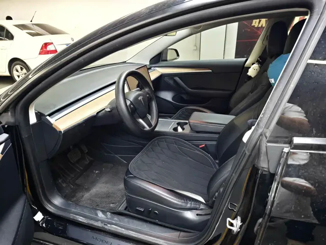 Tesla Model 3 — Фото автомобиля 12