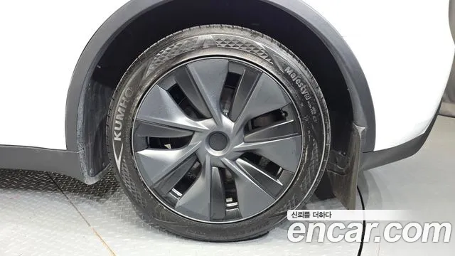Tesla Model Y — Фото автомобиля 6