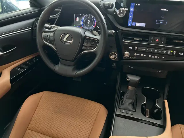Lexus ES — Фото автомобиля 11
