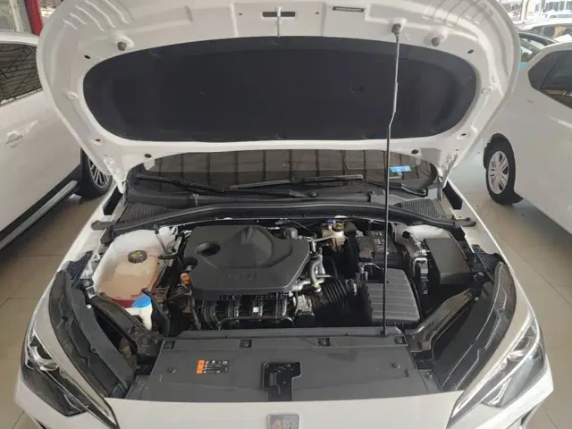 Roewe i5 — Фото автомобиля 19
