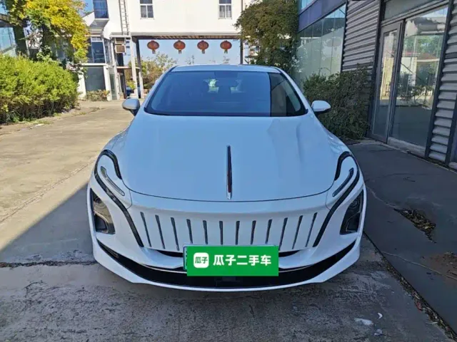 Hongqi E-QM5 — Фото автомобиля 2