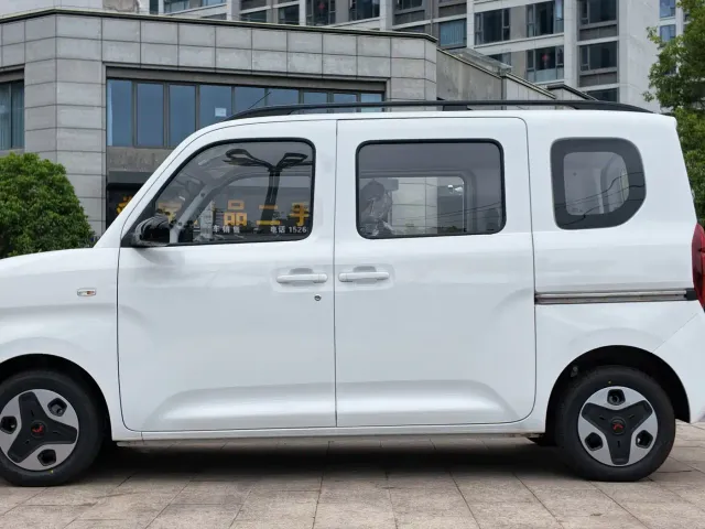 Wuling Zhiguang NEV — Фото автомобиля 3
