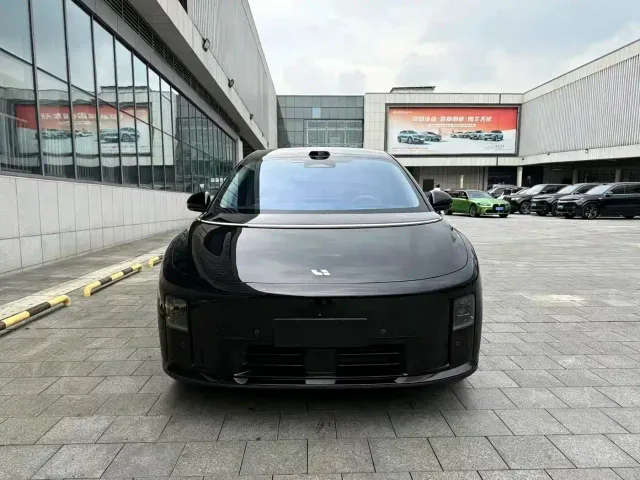 Li Auto i8 — Фото автомобиля 2